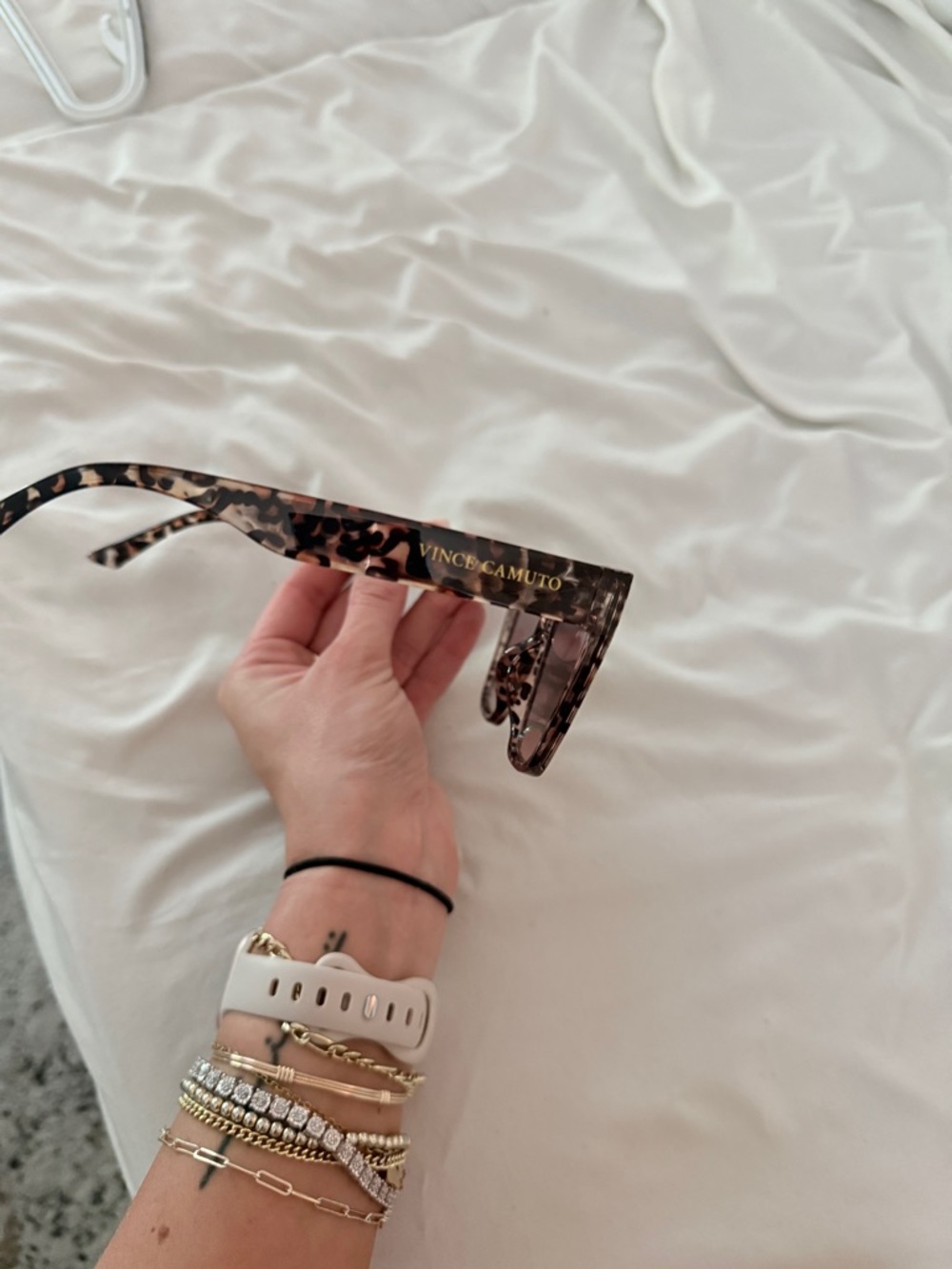 VINCE CAMUTO- Tortoiseshell Cat-Eye Women's Sunglasses - Brown Gradient Lenses - Picture 4 of 4